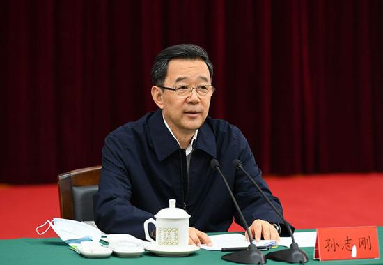 孙志刚在望谟县主持召开由州四大班子、州直部门、全州各县市负责同志参加的视频会议。 杜朋城 摄 孙志刚在望谟县主持召开由州四大班子、州直部门、全州各县市负责同志参加的视频会议。 杜朋城 摄