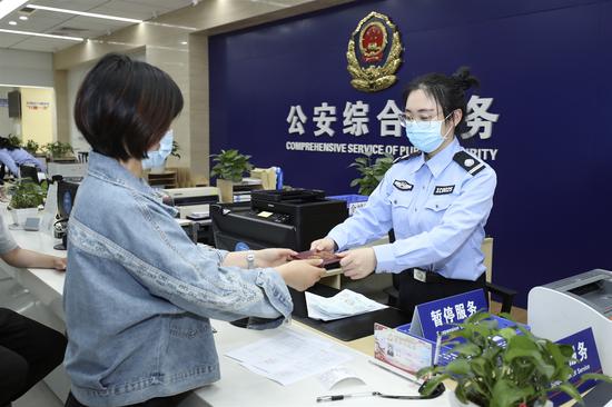 新城公安为市民办理户籍业务。 新城公安供图