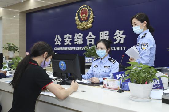 新城公安为市民办理户籍业务。 新城公安供图