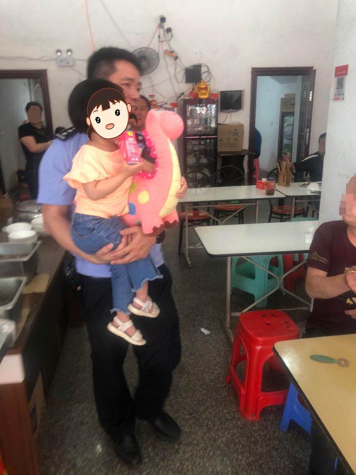 民警抱着小女孩帮她寻找家人。龙港公安供图