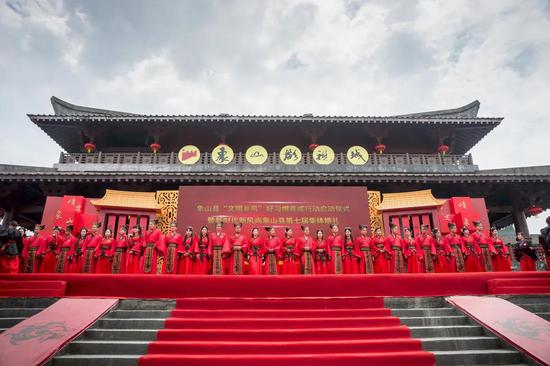 图为新婚夫妻举行集体婚礼。  张陆沁 摄