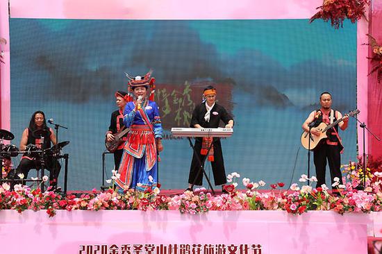 瑶族乐队“七彩乡音”在开幕式上表演.。吴雪君 摄 瑶族乐队“七彩乡音”在开幕式上表演.。吴雪君 摄