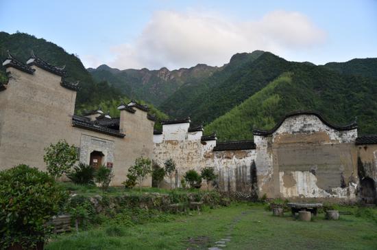 遂昌县焦滩乡独山古寨,周围高山耸立,村前孤峰独峙,村外缓缓细流.