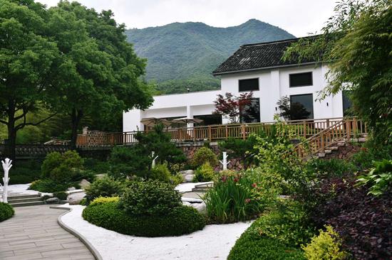 遂昌县湖山乡一处温泉民宿,养生温泉与湖光山色在此相得益彰.