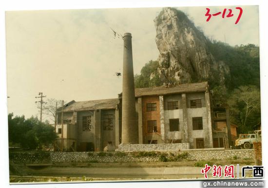 965年,柳州供电公司正式成立之初的河南电厂杨家机房。 965年,柳州供电公司成立之初的河南电厂杨家机房。