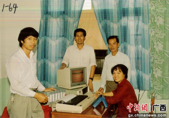 1986年,柳州供电局首次将电子计算机应用到电力工作中,柳州电力事业迈入计算机时代。 1986年,柳州供电局首次将电子计算机应用到电力工作中,柳州电力事业迈入计算机时代。