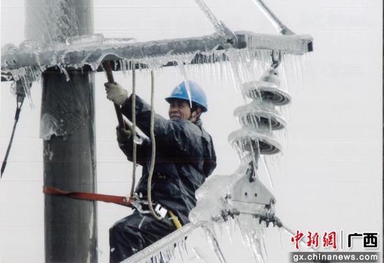 2008年一场历史罕见的冰灾重创柳州电网,一千多名抢险队员三十多个昼夜力战,只为及时把光和热送来入千家万户。 2008年一场历史少见的冰灾重创柳州电网,一千多名抢险队员三十多个昼夜力战,只为及时把光和热送进千家万户。
