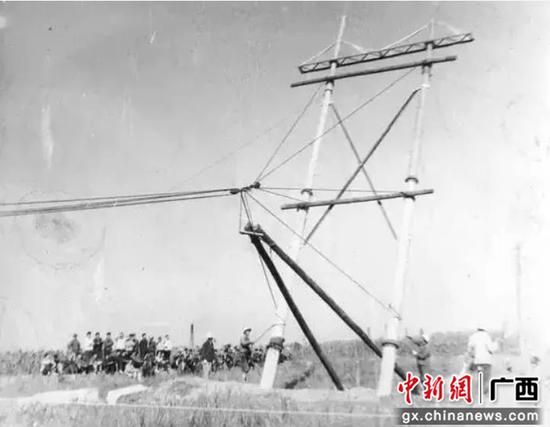 20世纪60年代,柳州电力工人正在架设柳州首条220千伏线路。 20世纪60年代,柳州电力工人正在架设柳州首条220千伏线路。