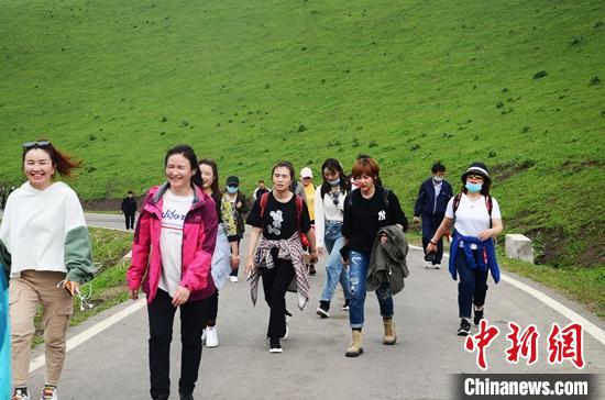新疆那拉提举办“草原千人徒步赛”