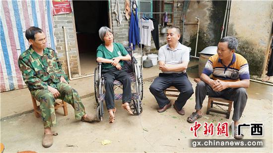 李德听夫妇 (左一,左二)。颜秋莹 摄 李德听夫妇 (左一,左二)。颜秋莹 摄