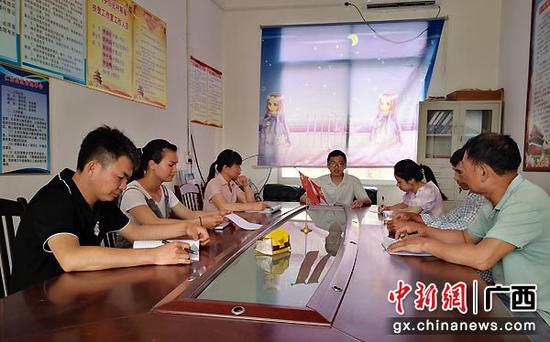 图为杨俊兴在工作中。李干金 摄 图为杨俊兴在工作中。李干金 摄