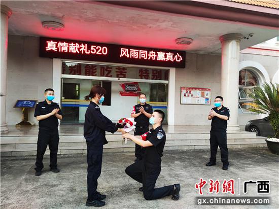 图为民警小张向未婚妻小李大胆告白。李慧明 摄 图为民警小张向未婚妻小李大胆告白。李慧明 摄