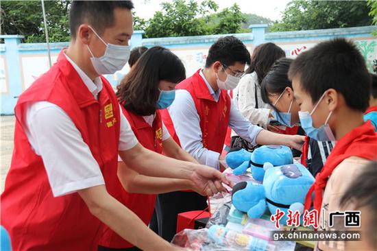 志愿者们为孩子们提前送上“六一”祝福。关喆琳 摄 志愿者们为孩子们提前送上“六一”祝福。关喆琳 摄