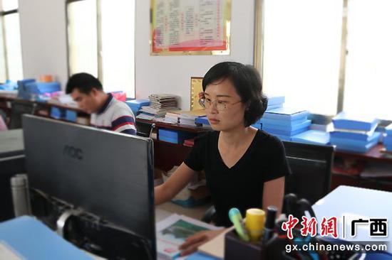 图为黎子君在工作中。张桂芬 摄 图为黎子君在工作中。张桂芬 摄