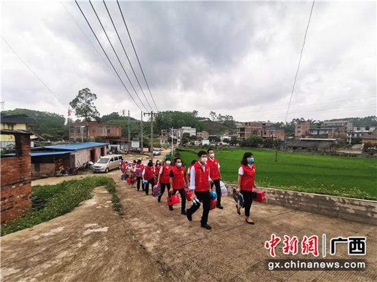志愿者们赶赴学校看望孩子们。关喆琳
摄 志愿者们赶赴学校看望孩子们。关喆琳
摄
