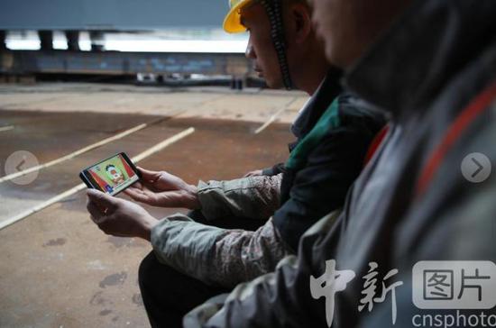 5月21日,贵州贵阳,一处建筑工地上的施工人员通过手机直播观看开幕会。当日,全国政协十三届三次会议在北京人民大会堂开幕。
中新社记者 瞿宏伦 摄 5月21日,贵州贵阳,一处建筑工地上的施工人员通过手机直播观看开幕会。当日,全国政协十三届三次会议在北京人民大会堂开幕。
中新社记者 瞿宏伦 摄