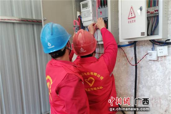 南方电网广西崇左市公司工作人员为拾义村检修供电设备。许乐兴 摄 南方电网广西崇左市公司工作人员为拾义村检修供电设备。许乐兴 摄