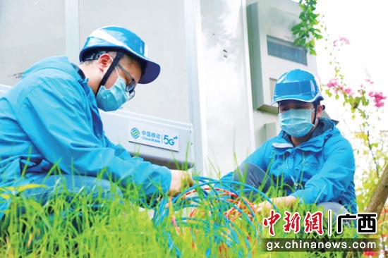 广西移动网络技术人员在贵港园博园建设5G基站。广西移动供图 广西移动网络技术人员在贵港园博园建设5G基站。广西移动供图