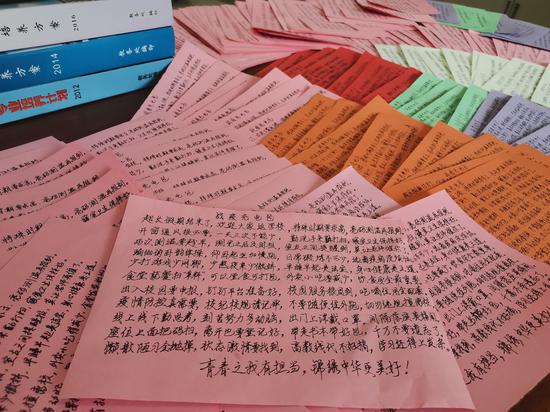 杭电辅导员为244名学生手写防疫打油诗。 雷哲超 摄