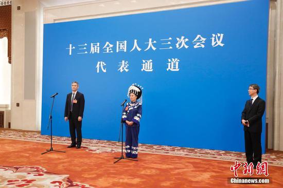 5月22日,第十三届全国人民代表大会第三次会议在北京人民大会堂举行首场“代表通道”采访活动。图为全国人大代表罗杰(左)、石丽平(中)通过网络视频方式接受采访。 中新社记者 杜洋 摄 5月22日,第十三届全国人民代表大会第三次会议在北京人民大会堂举行首场“代表通道”采访活动。图为全国人大代表罗杰(左)、石丽平(中)通过网络视频方式接受采访。 中新社记者 杜洋 摄