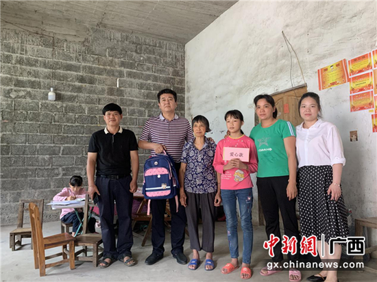 郭玉红与贫困儿童家庭合影。 郭玉红与贫困儿童家庭合影。