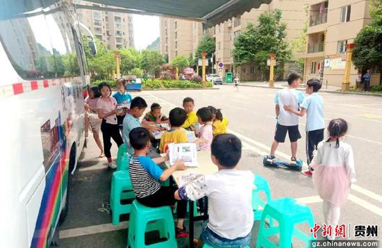 小朋友们享受着阅读时光 小朋友们享受着阅读时光