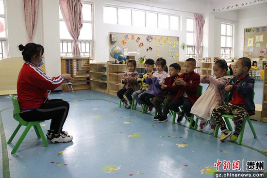 幼儿园小朋友在和老师学习七步洗手法。邰芯雨 摄 幼儿园小朋友在和老师学习七步洗手法。邰芯雨 摄
