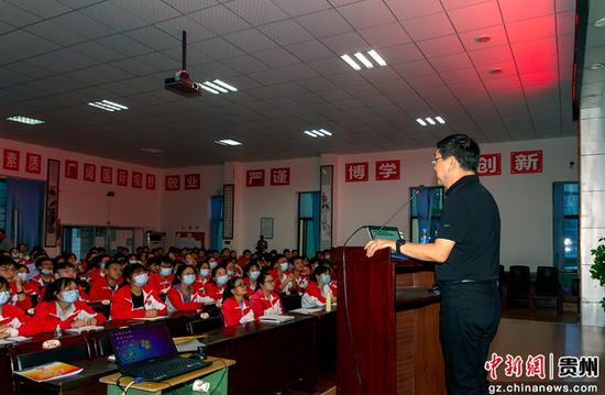 罗甸一中校长、正高级特级教师吴万辉在跟黔西一中学生做讲座。