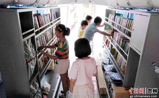 孩子在图书车内挑选书籍