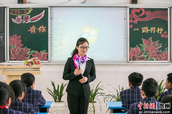 5月27日，贵州省毕节市第一小学的老师正在给学生上返校第一课。