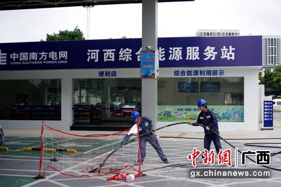 5月23日,工作人员正在为河西综合能源服务站二期工程布设电缆。邹振远 摄 5月23日,工作人员正在为河西综合能源服务站二期工程布设电缆。邹振远 摄