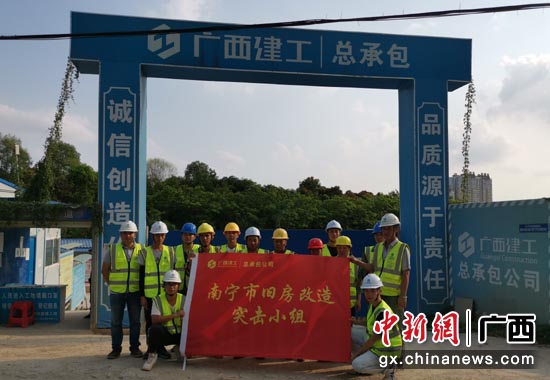 广西建工总承包公司应急施工队进村改造危房。罗雄林 摄 广西建工总承包公司应急施工队进村改造危房。罗雄林 摄