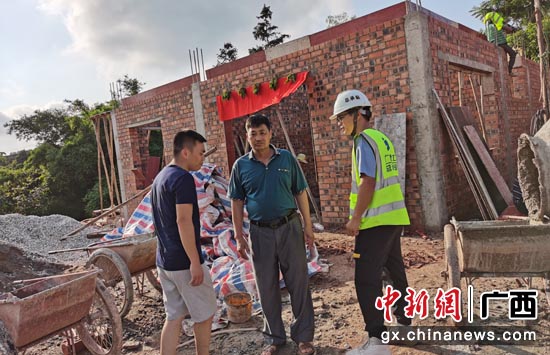 广西建工总承包公司应急施工队进村改造危房。罗雄林 摄 广西建工总承包公司应急施工队进村改造危房。罗雄林 摄
