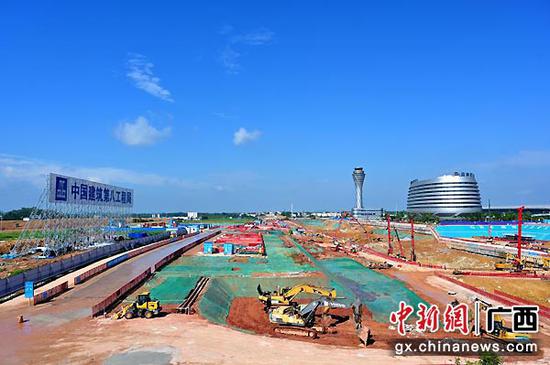 图为在建南宁国际空港综合交通枢纽。