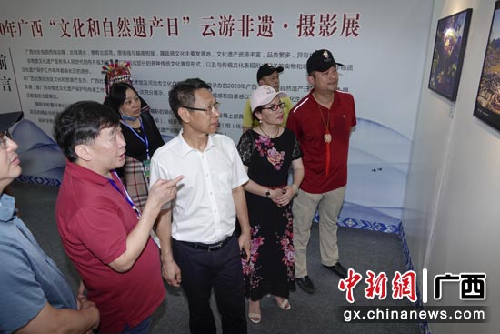 圖為領導嘉賓參觀攝影展 圖為領導嘉賓參觀攝影展