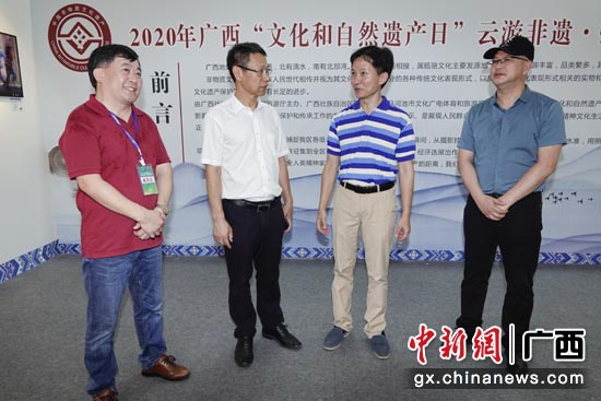 圖為領導嘉賓參觀云游非遺·攝影展 圖為領導嘉賓參觀云游非遺·攝影展