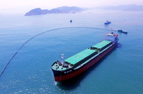 海上综合应急演习现场。 石峰 摄