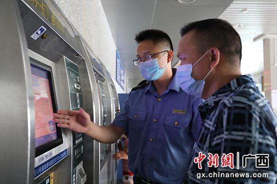 图为铁路工作人员现场指导旅客办理普速旅客列车电子客票业务。郑长贤 摄 图为铁路工作人员现场指导旅客办理普速旅客列车电子客票业务。郑长贤 摄