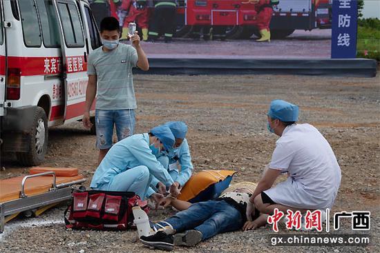 图为医护人员对伤者进行救治。方安宁 摄 图为医护人员对伤者进行救治。方安宁 摄