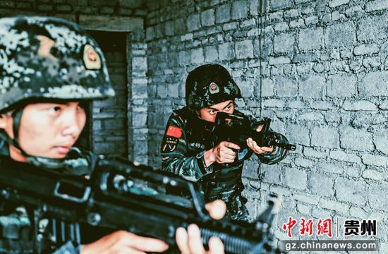 武警贵阳支队特战队员在进行楼房反劫持演练 蒋林岫 摄 武警贵阳支队特战队员在进行楼房反劫持演练 蒋林岫 摄