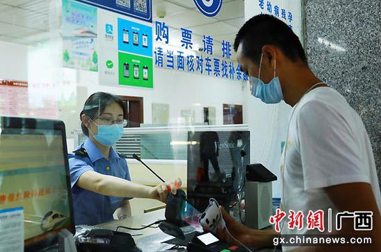 图为旅客在售票窗口办理电子客票业务。郑长贤 摄 图为旅客在售票窗口办理电子客票业务。郑长贤 摄