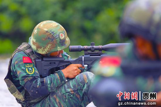 武警毕节支队特战队员在狙击瞄准 黄乐康 摄 武警毕节支队特战队员在狙击瞄准 黄乐康 摄