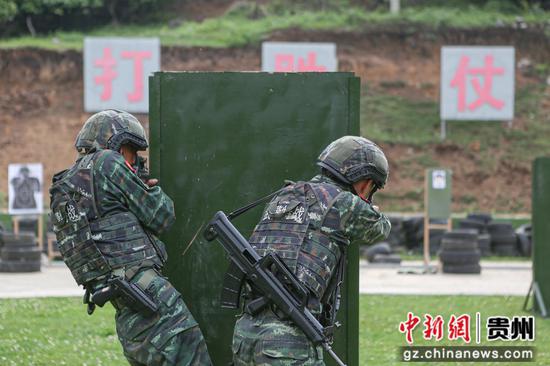 武警安顺支队特战队员进行交替掩护射击 吕康 摄 武警安顺支队特战队员进行交替掩护射击 吕康 摄