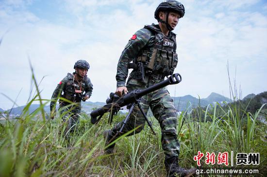 武警贵州总队机动支队特战队员在进行训练 何林伟 摄 武警贵州总队机动支队特战队员在进行训练 何林伟 摄
