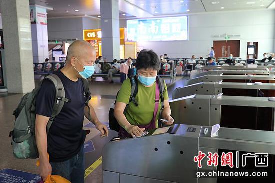 图为旅客持有效身份证件实现“一证通行”,快捷方便。肖文长 摄 图为旅客持有效身份证件实现“一证通行”,快捷方便。肖文长 摄