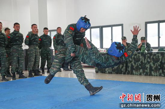武警六盘水支队特战队员进行徒手搏斗对抗 齐盟 摄 武警六盘水支队特战队员进行徒手搏斗对抗 齐盟 摄