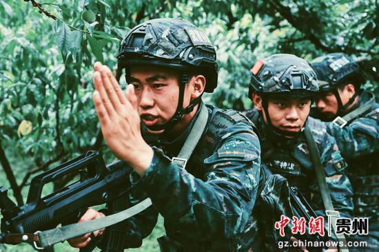 武警贵阳支队特战队员在山林地搜索暴恐分子训练 蒋林岫 摄 武警贵阳支队特战队员在山林地搜索暴恐分子训练 蒋林岫 摄