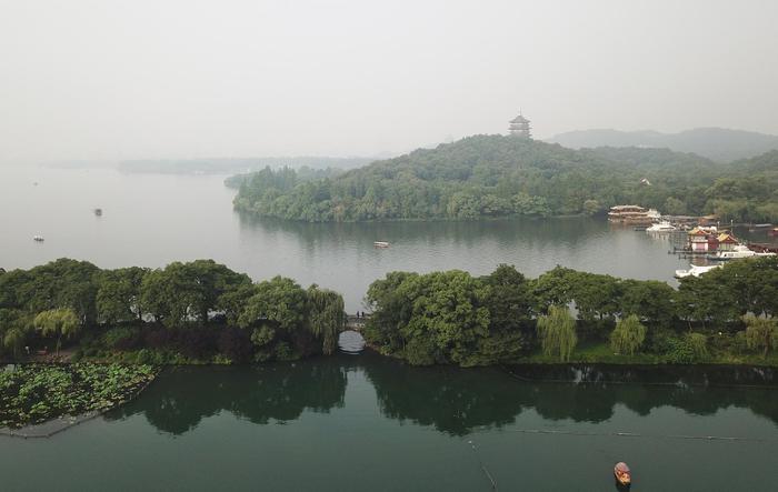 航拍西湖六月景:"淡妆浓抹总相宜"