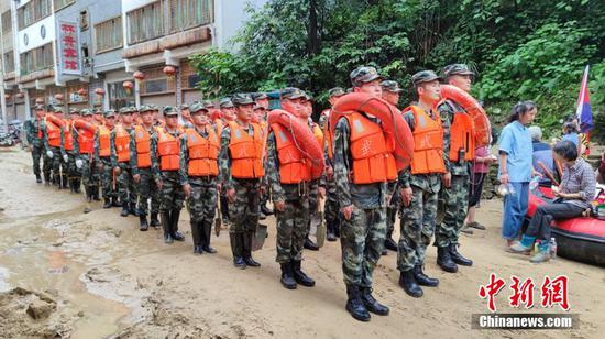 图为官兵到达现场。(通讯员 丁乙 武文治 武警贵州总队遵义支队供图 ) 图为官兵到达现场。(通讯员 丁乙 武文治 武警贵州总队遵义支队供图 )