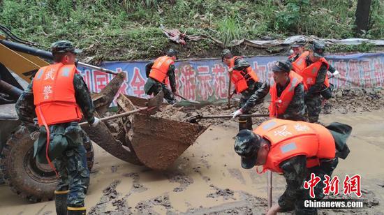 图为官兵现场抢险救灾。(通讯员 丁乙 武文治 武警贵州总队遵义支队供图 ) 图为官兵现场抢险救灾。(通讯员 丁乙 武文治 武警贵州总队遵义支队供图 )